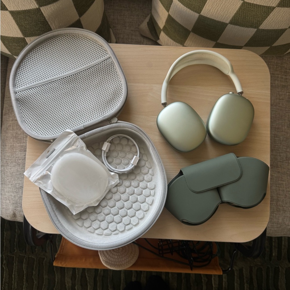 EUC Apple AirPods Max – Green (Lightning Version) with accessories